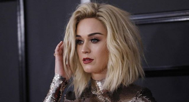 بالفيديو - كاتي بيري متهمة بالعنصرية... نعال بوجوه سوداء!