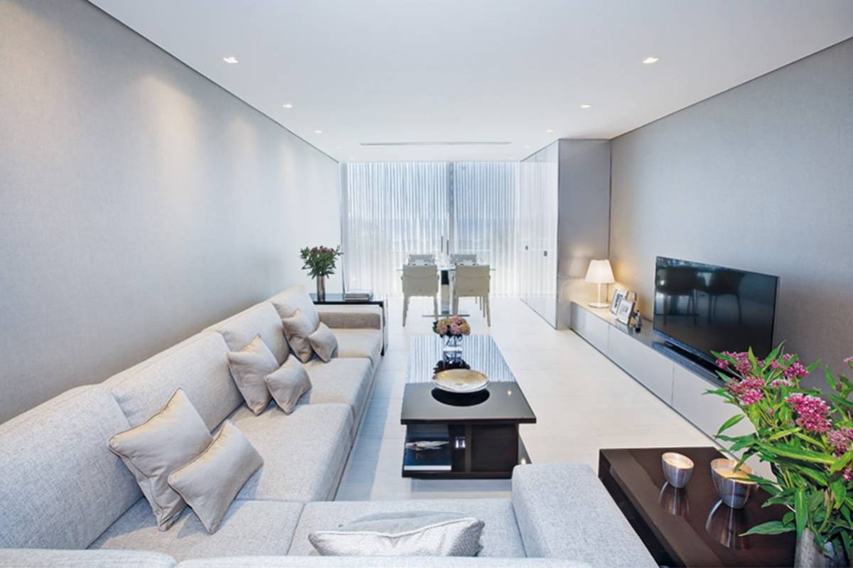 شاليه تقيم بين زرقتين
وتغتسل بالماء اللازوردي