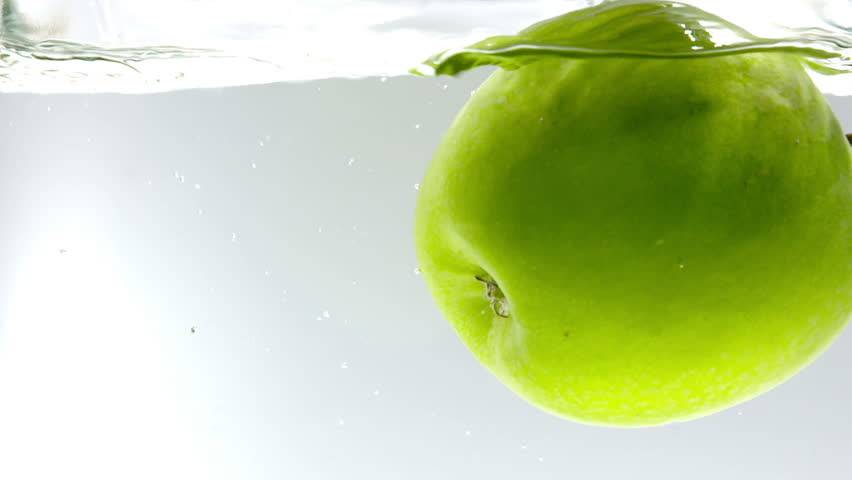 الماء والتفاح الطريق الأسهل لخسارة الوزن... تعلّمي كيف