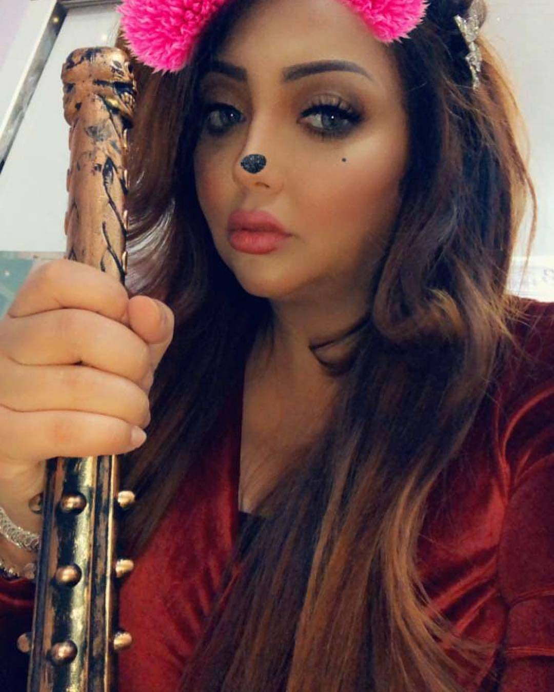 بالصور والفيديو –موجة غضب في وجه فنانة خليجية بملابس ووضعية مخلة بالحياء