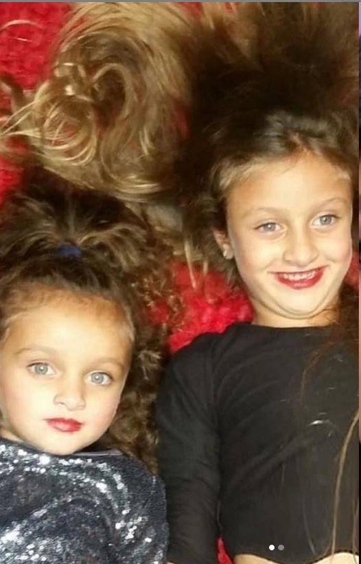 بالصورة – هاتان الطفلتان رائعتا الجمال هما ابنتا إعلامية مصرية... من هي؟