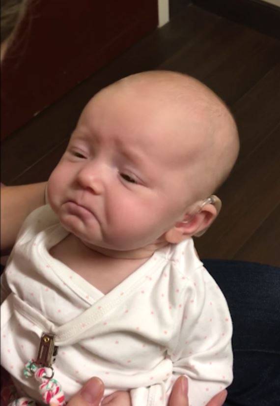 بالفيديو - طفل أصمّ يسمع صوت والدته للمرة الأولى... ردّ فعله يفطر القلوب