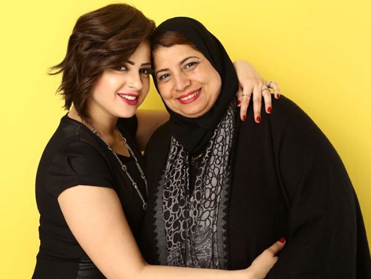 منى فاروق ووالدتها
