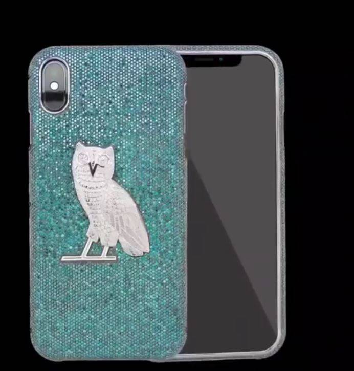 بالفيديو – غطاء هاتف هذا الفنان بـ 400 ألف دولار... إليكم السبب