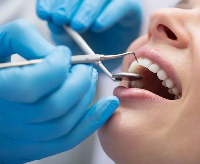 بالفيديو – فنانة خليجية تستفزّ الجميع بالتباهي بثمن تجميل أسنانها... بسعر سيارة 