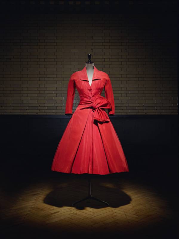 DIOR V&A Écarlate afternoon dress, Autumn Winter 1955 Haute Couture collection, Y line. Victoria and Albert Museum