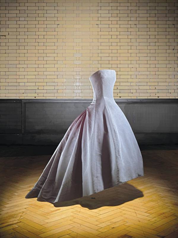 DIOR V&A Soirée de décembre evening dress, Autumn Winter 1954 Haute Couture collection, H line. Victoria and Albert Museu