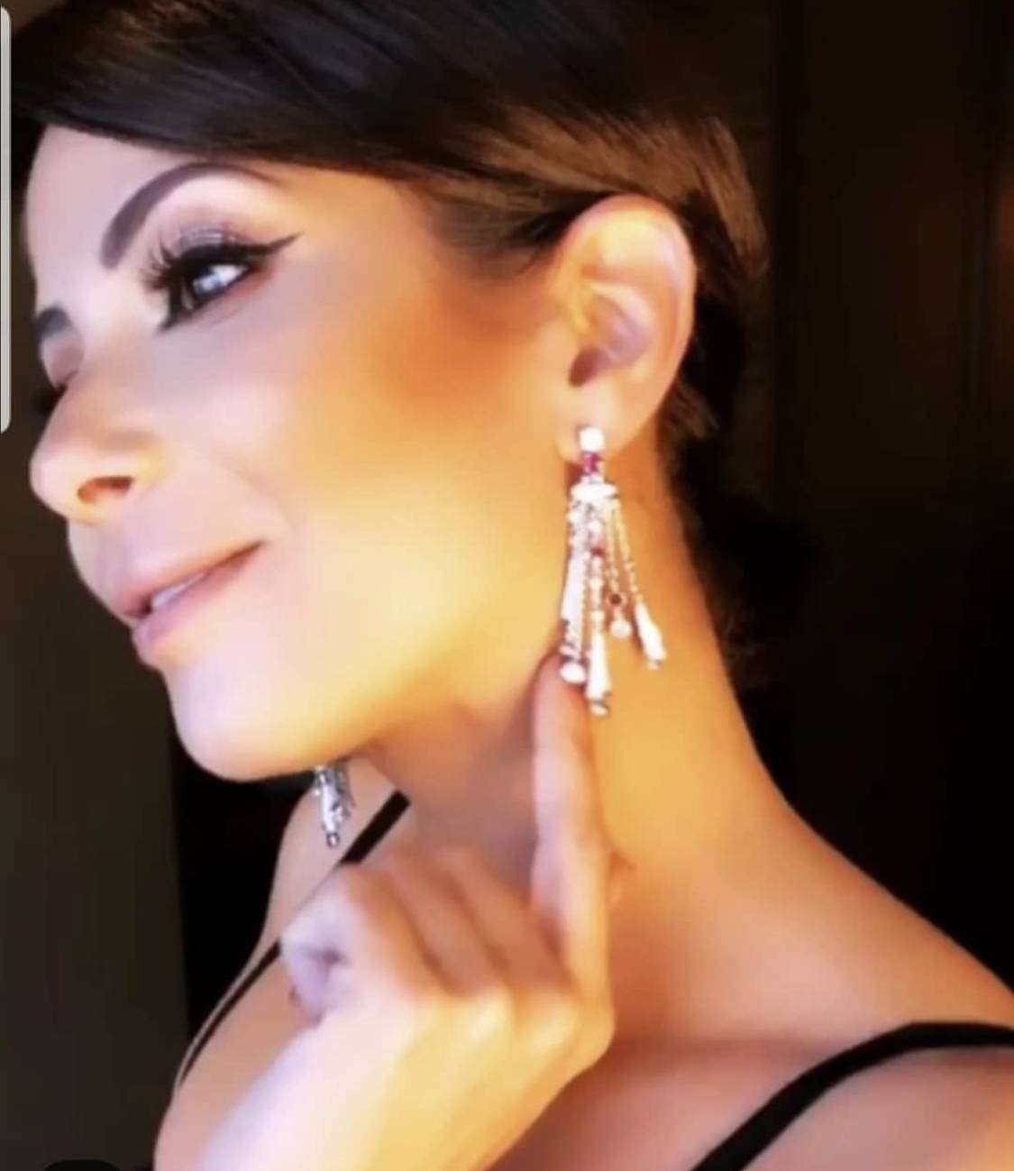 بالصور - لن تصدقي تكلفة فستان منى زكي ‎البسيط