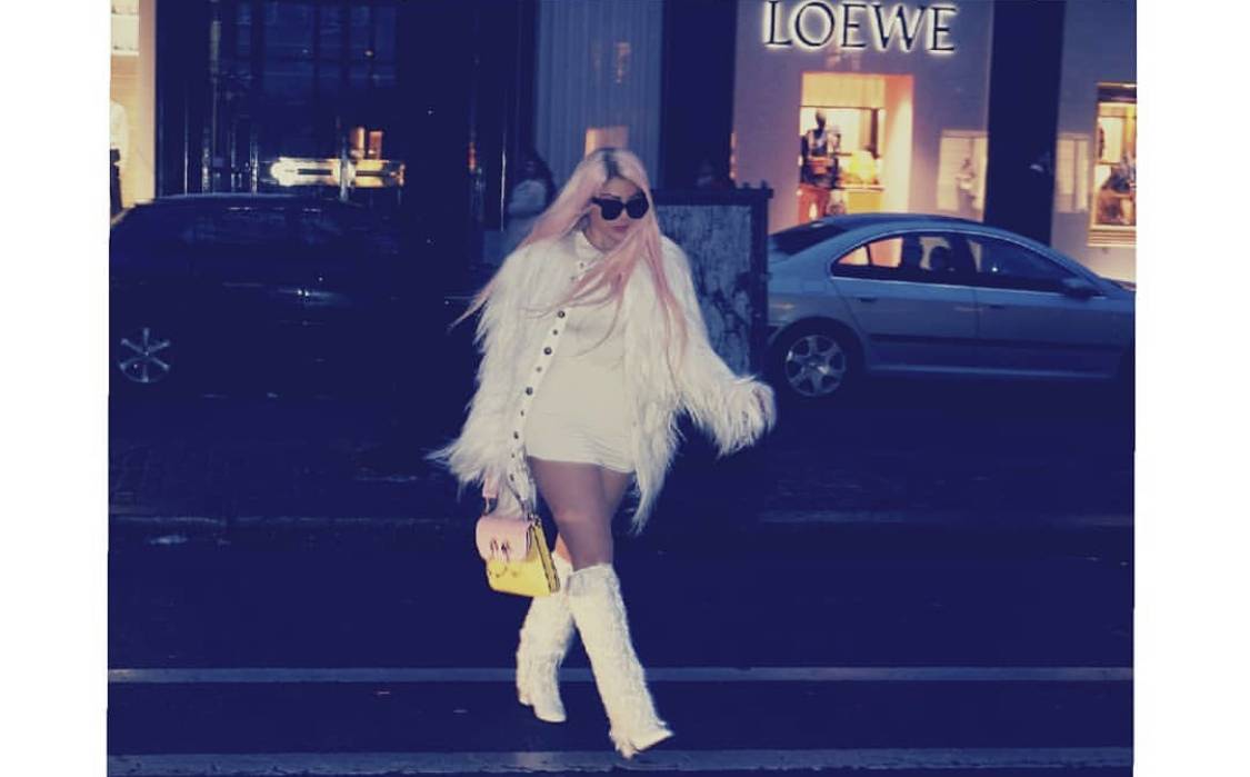 بالصور - لن تصدقي تكلفة إطلالة هيفاء وهبي ‎بالريش الأبيض