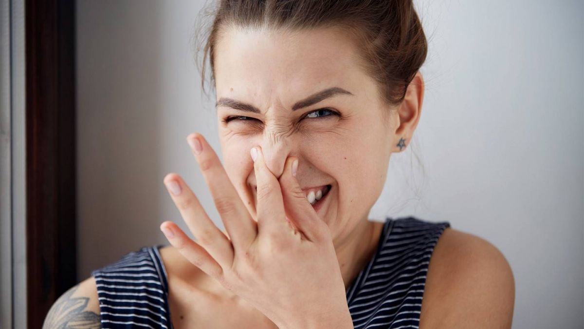 هل تتعرّقين كثيراً؟ جرّبي حيلة الفوط الصحية الصغيرة وانسي الرائحة الكريهة