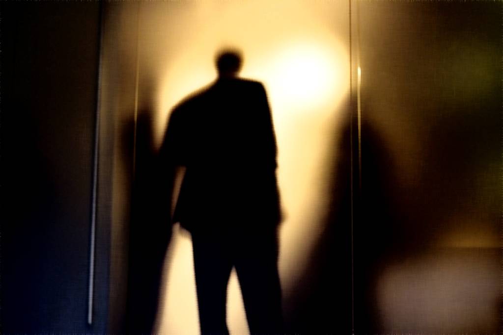 بالفيديو - معجبة تحرج فنانًاً عربياً وتستفز زوجته... 
