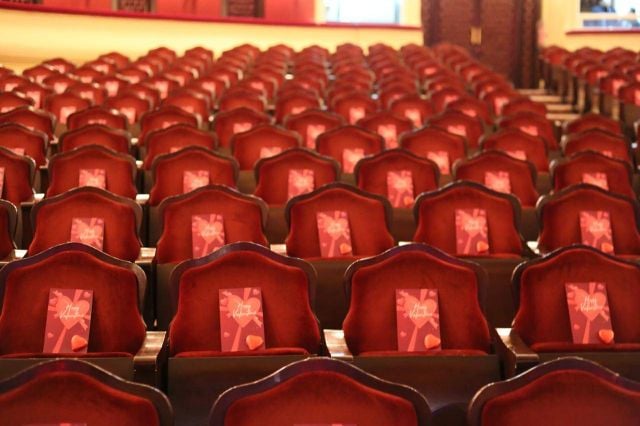 بالصور - نجم مصري يفاجئ جمهوره بهدايا خاصة على كراسي المسرح.. إليكم التفاصيل
