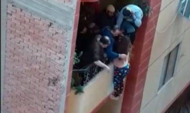 تسريب فيديو لامرأة مصرية تتدلى من شرفة منزلها... محاولة قتل أم انتحار؟ إليكم الحقيقة