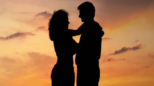 بالصورة - فنانة سورية تفاجئ الجميع بظهورها في أحضان حبيبها في الشارع... شاهدوهما