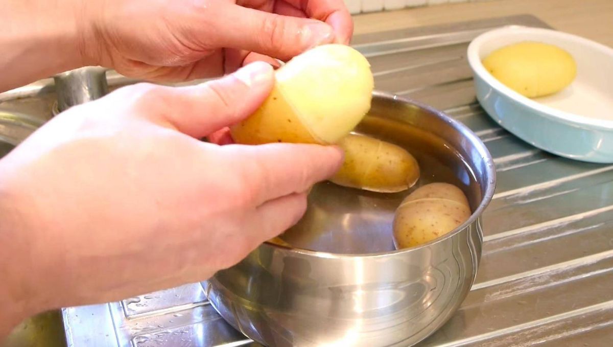 بالفيديو – شاهدي أسهل طريقة لتقشير البطاطا المسلوقة... لكل حبة لحظة واحدة