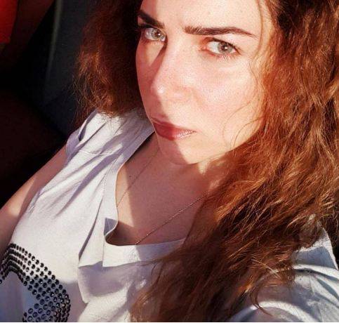 شاهدوا إطلالة مي عز الدين الجديدة .. ماذا عن النظارة الطبية والوشم؟