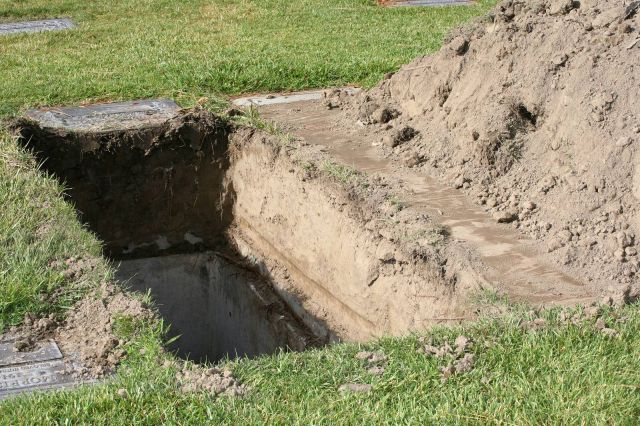 بالفيديو - نجم سعودي يعلن رغبته في حفر قبر والدته وضمها قبل إعادتها... ما قصته؟