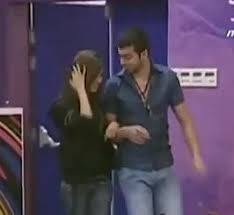 بالفيديو – شجار على الهواء بين نجمتي "إكس فاكتور" و"ستار أكاديمي"... وزوج الأولى يتخلى عنها