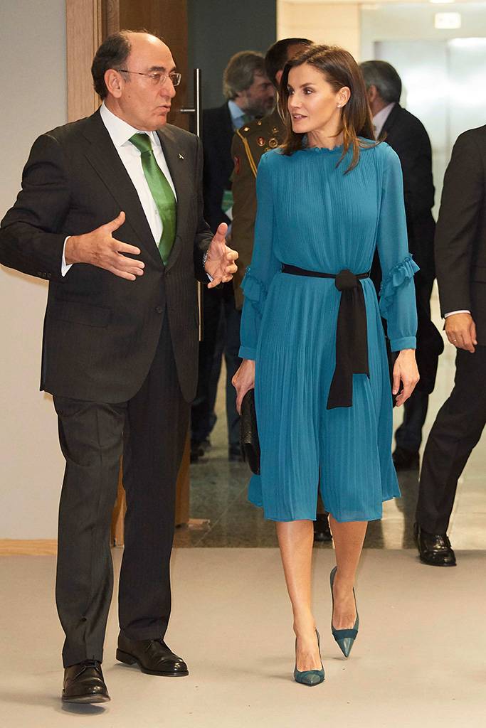 لن تصدقوا كم بلغ ثمن فستان ملكة إسبانيا بعد التنزيلات... شاهدوا أناقته