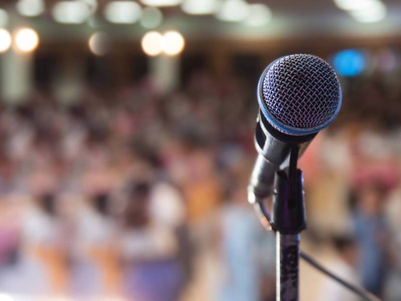 بالفيديو – فنان شهير يواصل الغناء وشعره يشتعل على المسرح... ردّة فعله لا تصدّق
