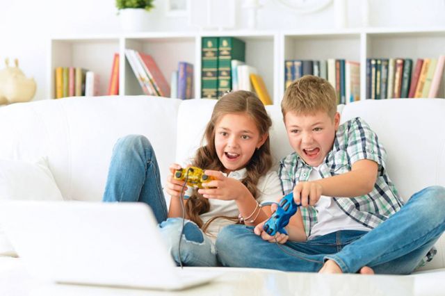الأطفال والألعاب الالكترونية
هل الحرمان هو الحل أم ضوابط صحيحة يضعها الأهل؟