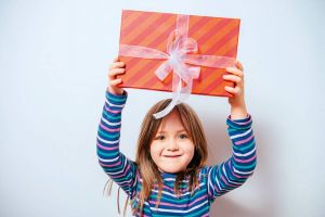 الهدية للطفل مصدر سعادة... ولكن