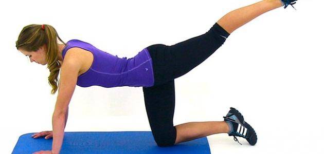 بالفيديو - تعلمي من هذه النجمة كيف تتخلصين من الترهلات بعد الولادة بمساعدة طفلك