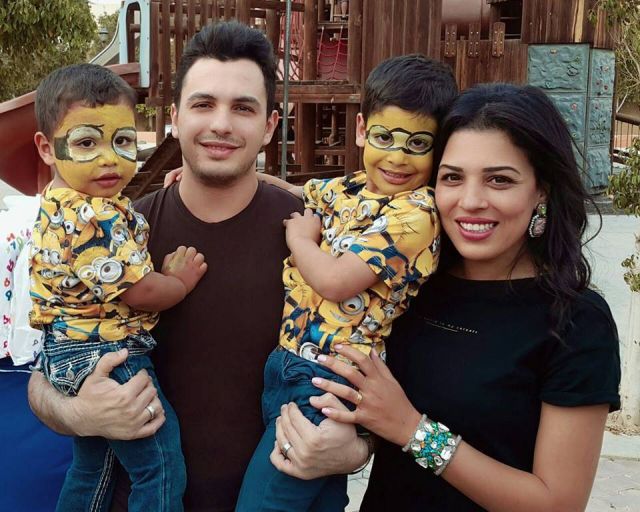 أحمد إبراهيم وزوجته وطفليهما