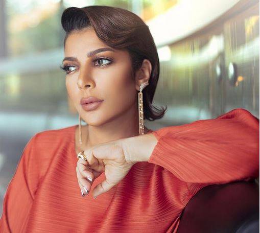 بالفيديو – أصالة تحدث ضجة بوصولها إلى جدة بسروال ضيق ومن دون غطاء الرأس