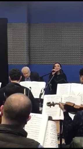 أنغام في البروفة وبجوارها والدها الموسيقار محمد علي سليمان