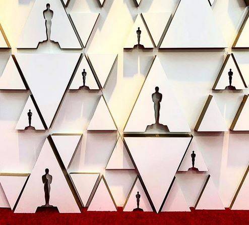 بالصور - نجم عالمي يكتسح السجادة الحمراء باطلالة نسائية غريبة