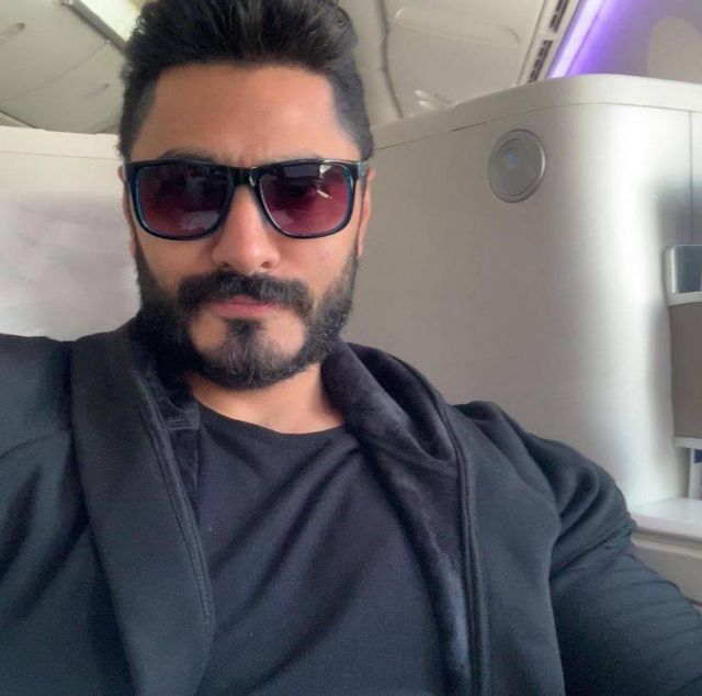 بالفيديو –تامر حسني يكشف ما حدث معه في حفله في السعودية وجعله يشعر بالتوتر... وماذا فعل الجمهور؟