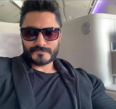 بالفيديو - شاهدوا ماذا حصل مع تامر حسني في حفل زفاف.. هذا أدخله في ضحك هيستيري