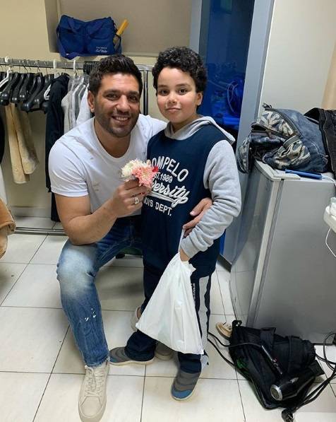 حسن الرداد مع طفل انتظره 4 ساعات ليقدم له وردة