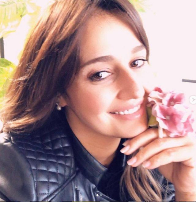 بالصورة – حلا شيحة تعود إلى غطاء الرأس والجلابية... ما القصة؟