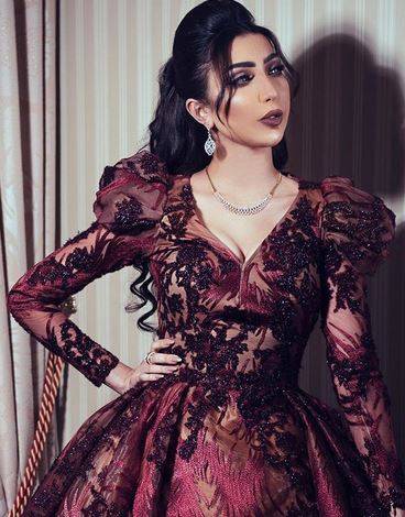 بالصور - دنيا بطمة تهاجم من جديد وتشرح سبب ارتدائها قفطاناً مع قفل