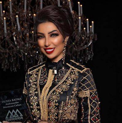 بالصور - دنيا بطمة تستعرض رشاقتها بفستان قصير.. شاهدوا خصرها