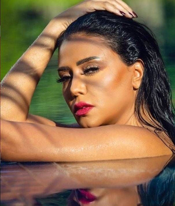 بالصور – رانيا يوسف تذكر مرة أخرى بأزمة فستانها... ما قصة البطانة مجدداً؟