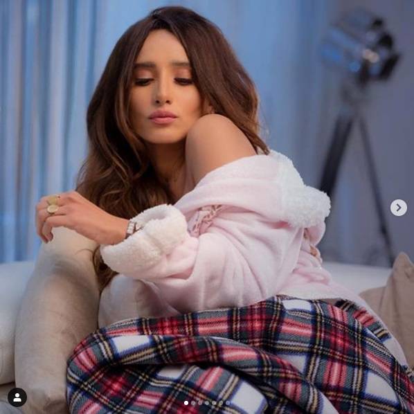 من أجل صديقتها... زينة تخضع لجلسة تصوير بملابس النوم