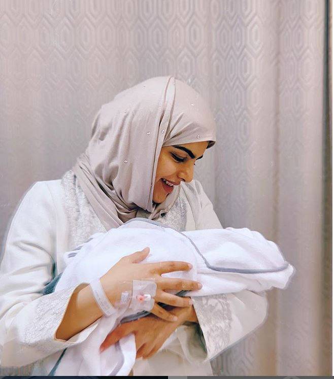 بالفيديو - انتقادات لاذعة لسارة الودعاني واتهامات باستغلال لطفلها... ماذا فعلت؟