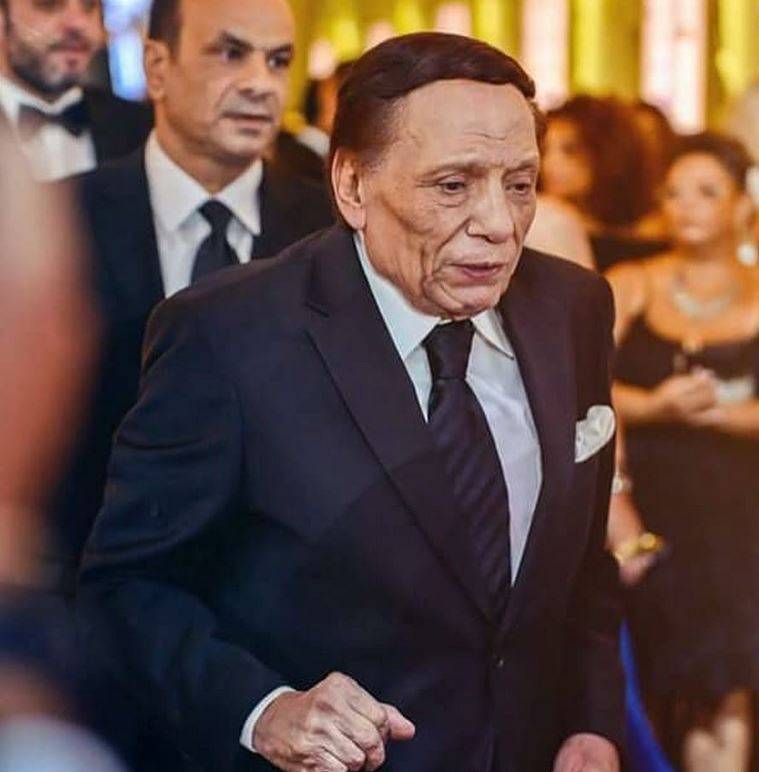 بالفيديو –في أول ظهور له بعد أنباء مرضه... هكذا بدت حالة عادل إمام