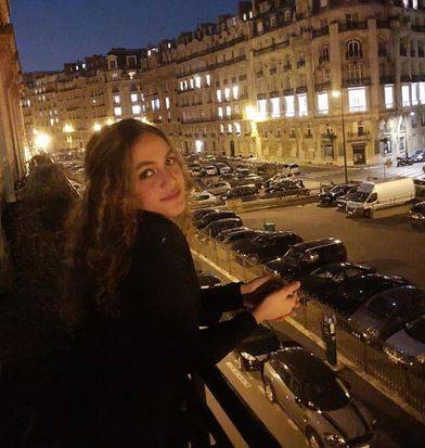 بالصور - هجوم جديد على عمرو دياب بسبب ملابس ابنته الكاشفة