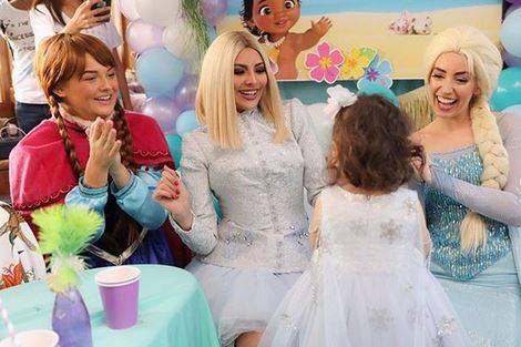 بالفيديو - هكذا استغلت مريم حسين ابنتها لتتغزل بنفسها امام شاب وسيم