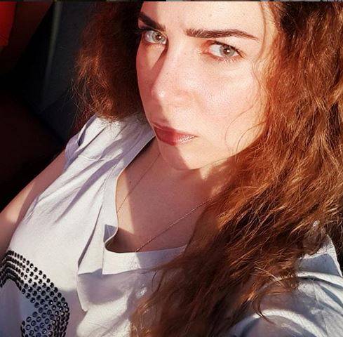 مي عز الدين تسخر من نفسها بنصف صورة.. هكذا تبدو في الصباح