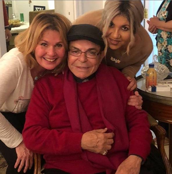 يسرا والإعلامية بوسي شلبي مع الفنان الكبير سمير صبري