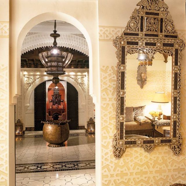 صورة تجمع المرايا بكوادر مرصّعة بالأصداف والنحاسيات الفخمة والأرابيسك الرائع