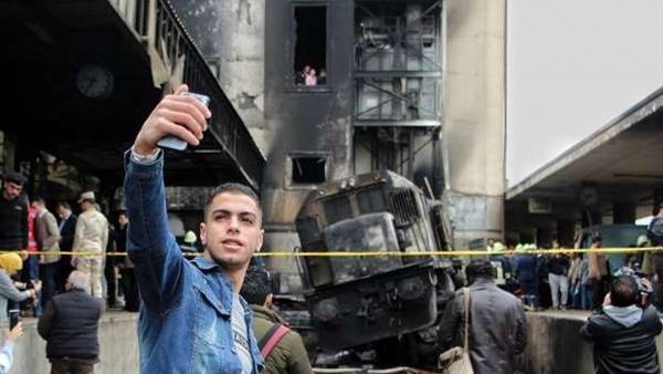 قبل إجلاء الضحايا مصري يثير الغضب بصورة 