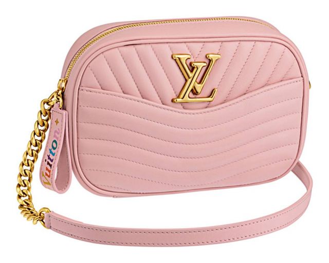 Louis Vuitton
شعار الدار يزيّن حقائبها الملوّنة للربيع والصيف