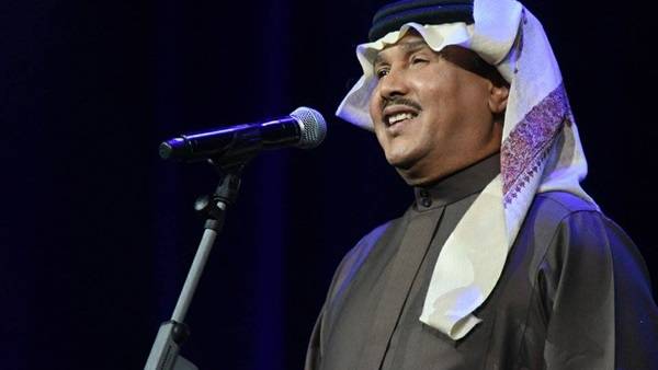 بالفيديو - محمد عبده في موقف محرج على المسرح.. ورد فعله رهيب