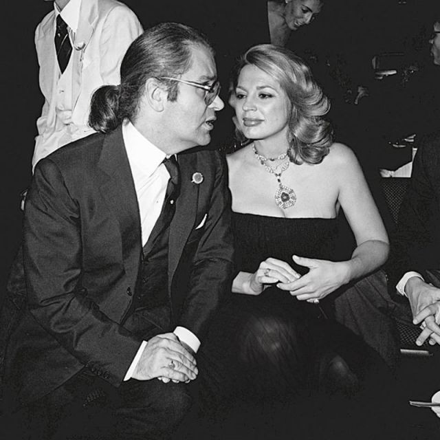 كارل لاغرفيلد إلى جانب إيرا دو فورستنربغ في باريس عام 1979 في حفلٍ تلا العرض الأولى لفيلم Tess في Club 78.